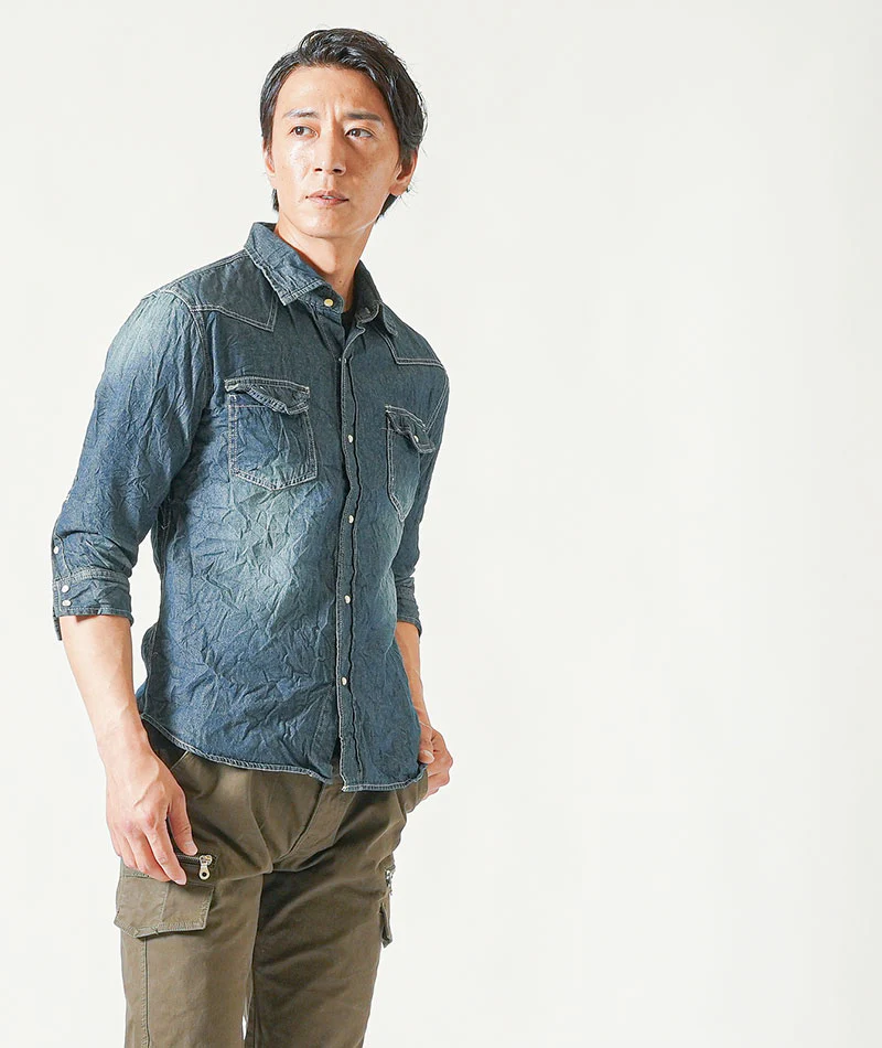 バイカーファッション・夏のちょいワルメンズ3点コーデセット インディゴ7分袖デニムシャツ×黒半袖ヘンリーネックTシャツ×オリーブカーゴパンツ - Image 10