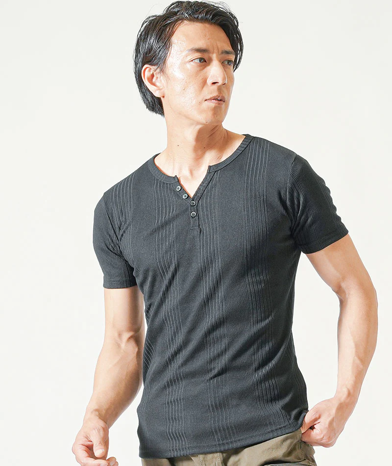 バイカーファッション・夏のちょいワルメンズ3点コーデセット インディゴ7分袖デニムシャツ×黒半袖ヘンリーネックTシャツ×オリーブカーゴパンツ - Image 13