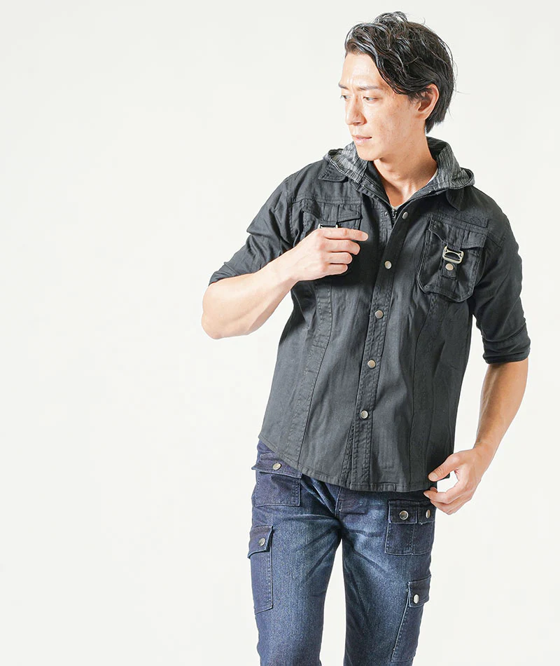 バイカーファッション・夏のちょいワルメンズ3点コーデセット 黒5分袖シャツパーカー×白半袖Tシャツ×インディゴデニムカーゴパンツ - Image 3