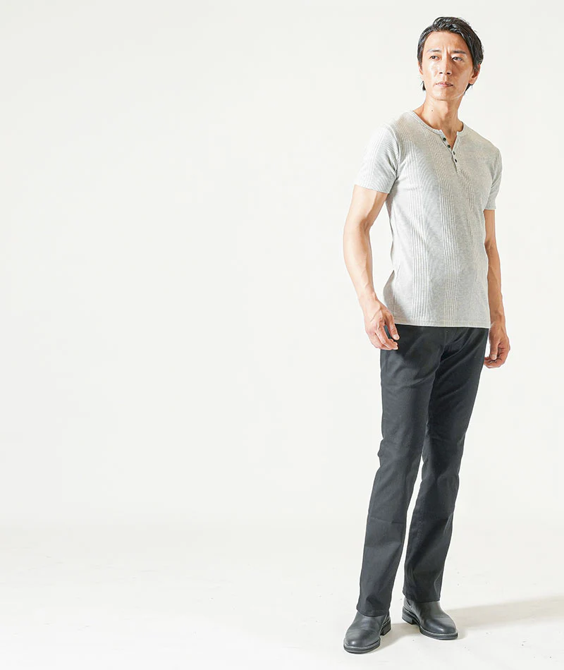 脚長ファッションメンズ3点コーデセット グレー半袖Tシャツ×黒半袖Tシャツ×黒ブーツカットチノパンツ - Image 4
