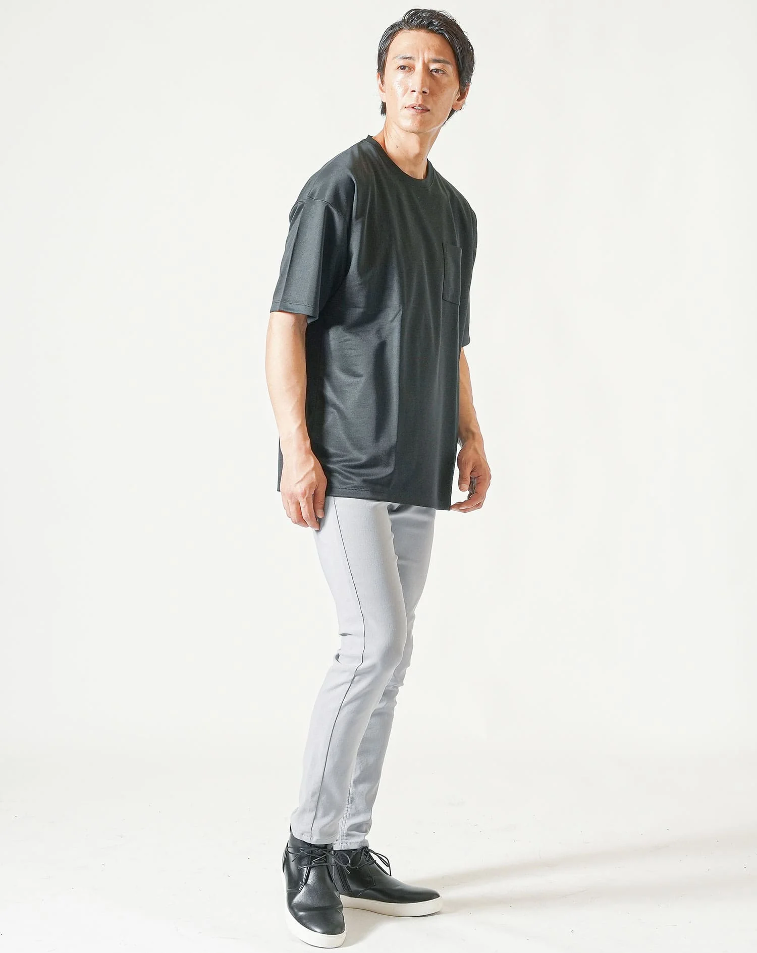 脚長ファッションメンズ3点コーデセット 白半袖Tシャツ×黒半袖Tシャツ×ライトグレーストレッチチノパンツ - Image 4