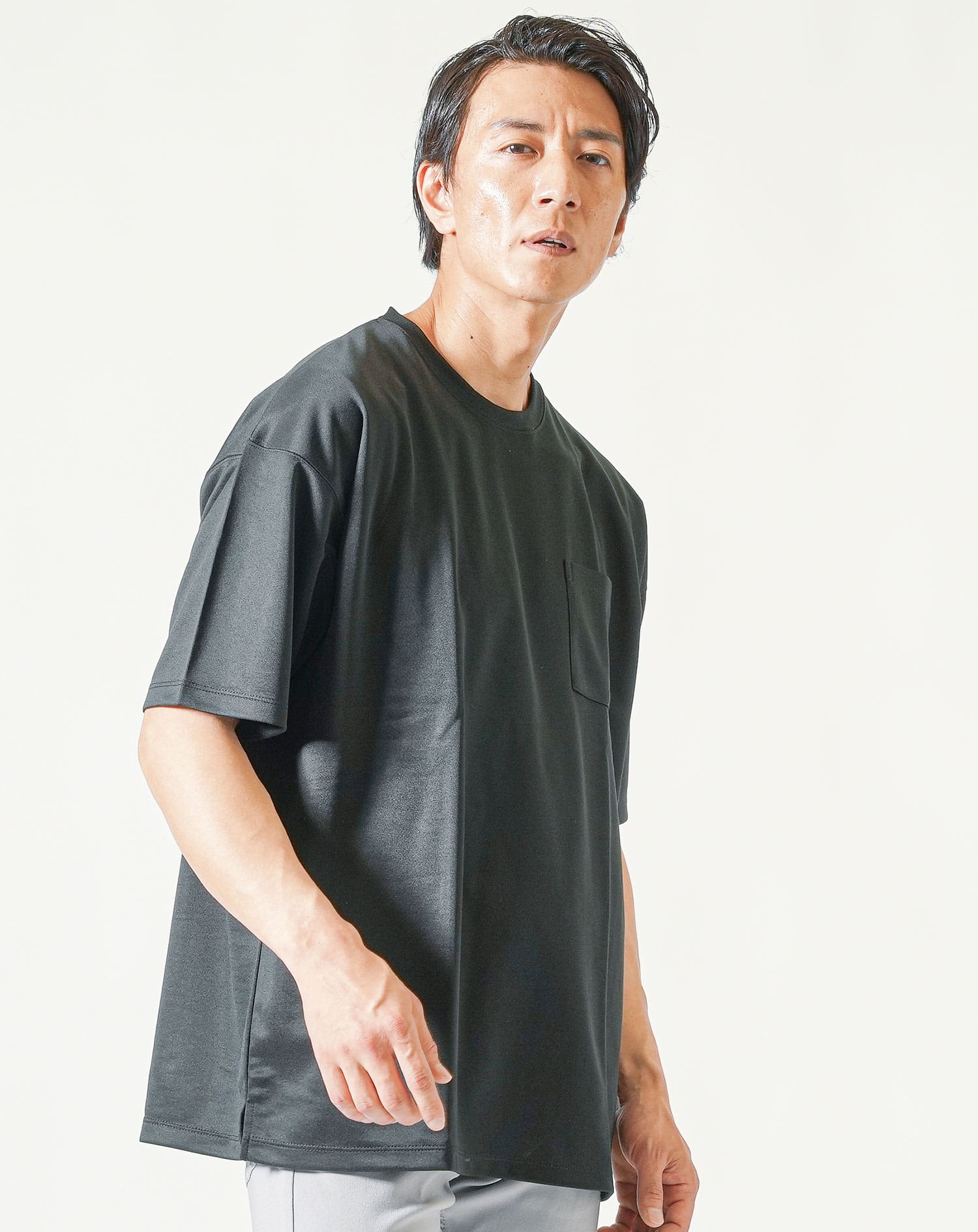 脚長ファッションメンズ3点コーデセット 白半袖Tシャツ×黒半袖Tシャツ×ライトグレーストレッチチノパンツ - Image 5