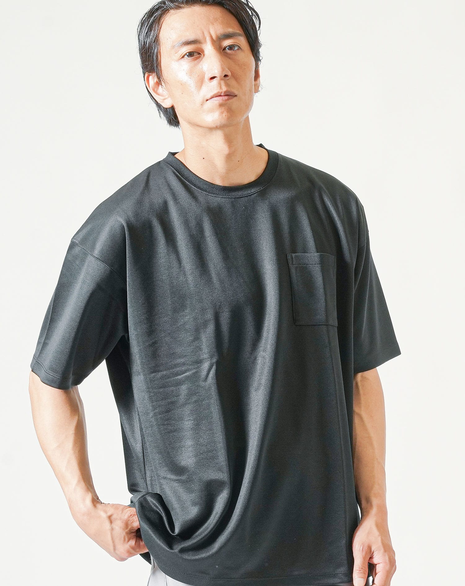 脚長ファッションメンズ3点コーデセット 白半袖Tシャツ×黒半袖Tシャツ×ライトグレーストレッチチノパンツ - Image 8