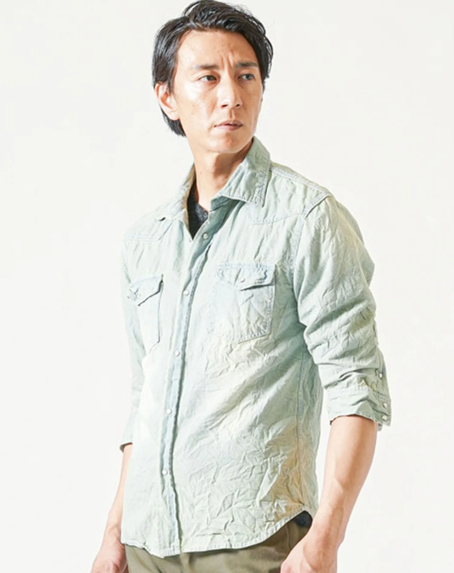 バイカーファッション・夏のちょいワルメンズ3点コーデセット 7分袖デニムシャツ×黒半袖Tシャツ×カーキブーツカットチノパンツ - Image 6