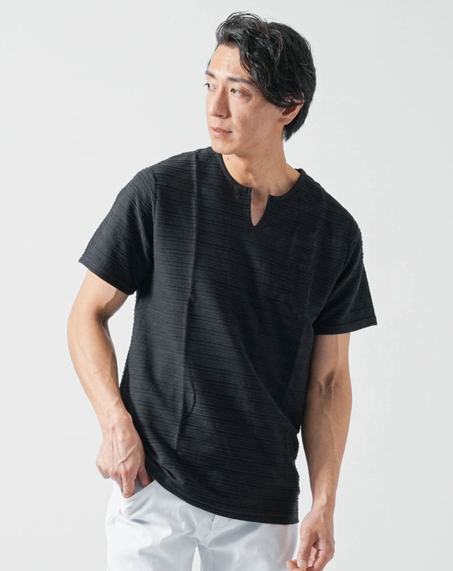 接触冷感タックジャガード半袖キーネックTシャツ - Image 18