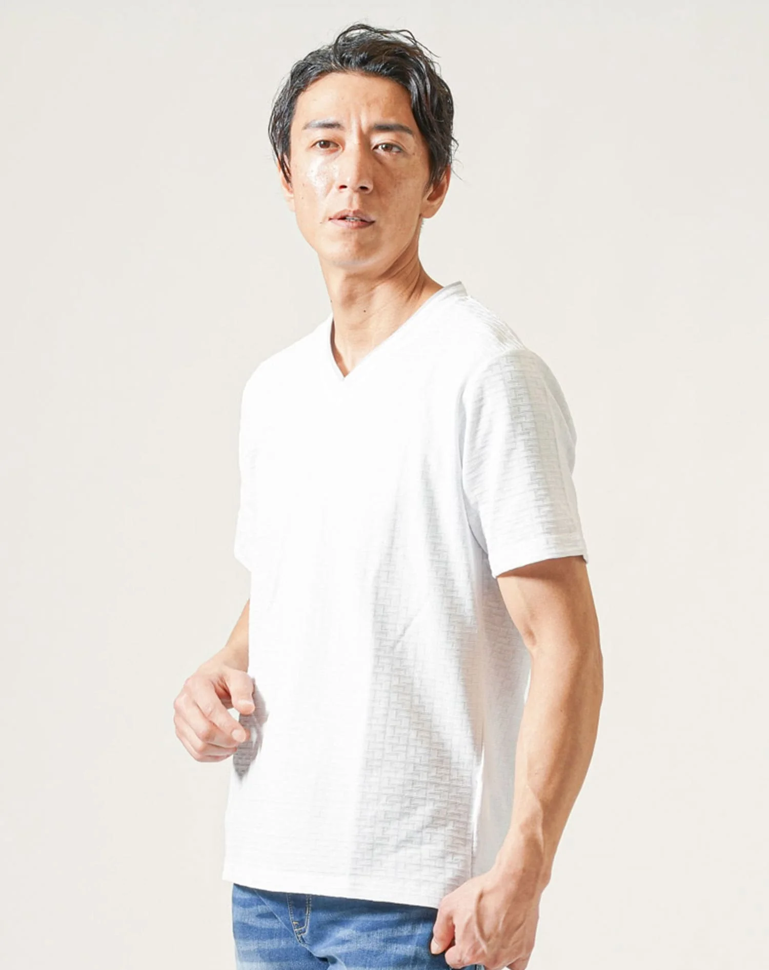フェイクレイヤード幾何学柄Vネック半袖Ｔシャツ - Image 7