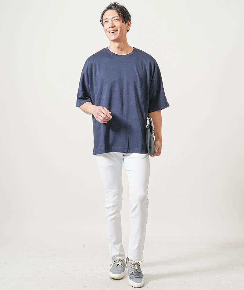 がっちり体型30代メンズ夏コーデ3点セット　黒半袖Tシャツ×ネイビー半袖Tシャツ×白ストレッチチノパンツ - Image 3