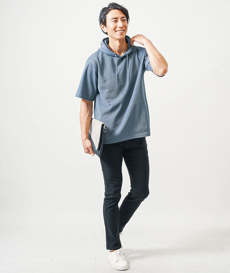 がっちり体型30代メンズ夏コーデ3点セット　ブルー5分袖プルパーカー×白半袖Tシャツ×黒ストレッチチノパン - Image 3