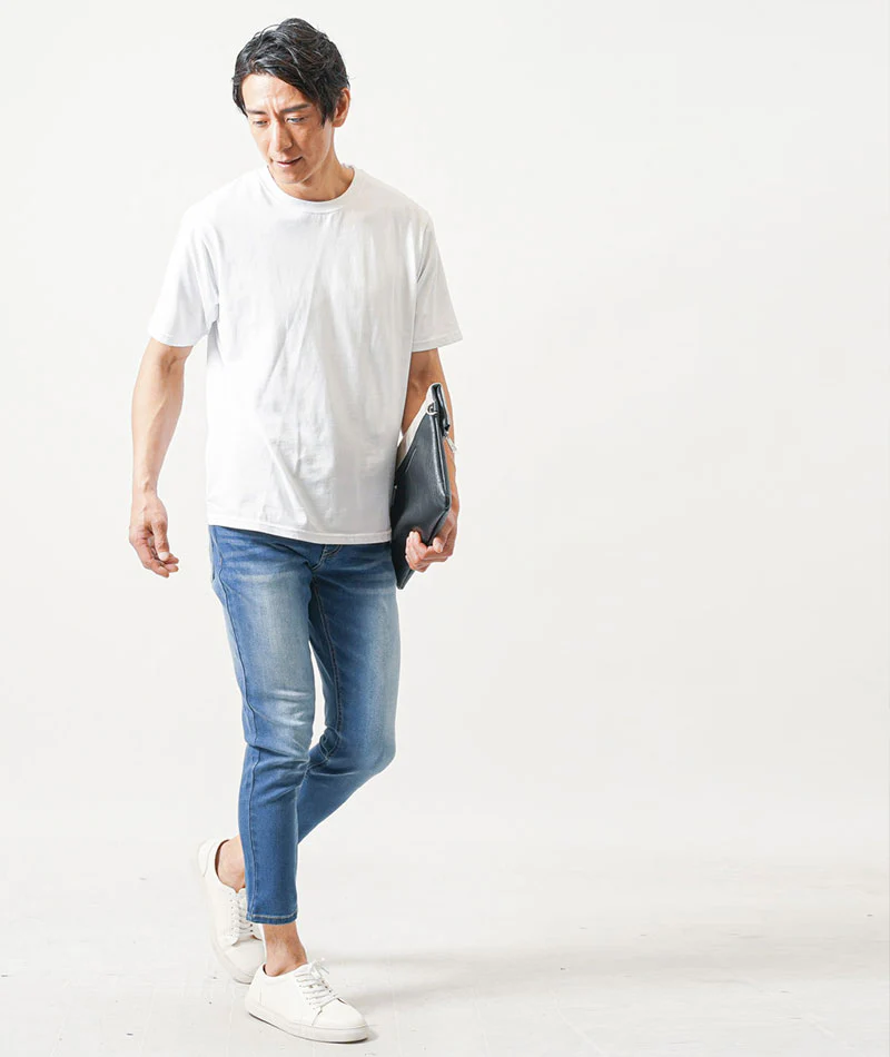 30代メンズ涼しい夏服コーデセット　白半袖Tシャツ×黒半袖Tシャツ×ブルーアンクルデニムパンツ - Image 3