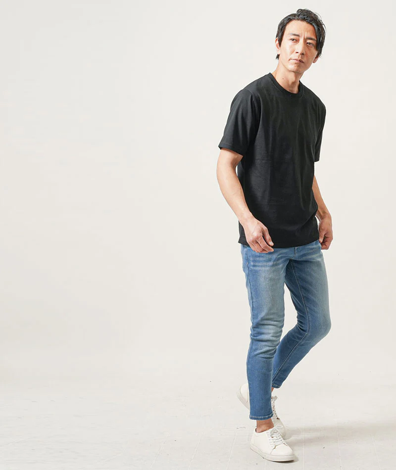 30代メンズ涼しい夏服コーデセット　白半袖Tシャツ×黒半袖Tシャツ×ブルーアンクルデニムパンツ - Image 4