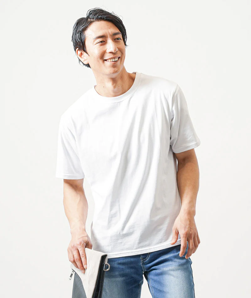 30代メンズ涼しい夏服コーデセット　白半袖Tシャツ×黒半袖Tシャツ×ブルーアンクルデニムパンツ - Image 5
