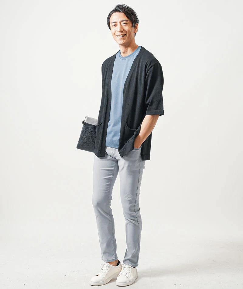 30代メンズ夏の3点コーデセット　黒5分袖サマーカーディガン×ブルー半袖Tシャツ×グレーストレッチチノパンツ - Image 3