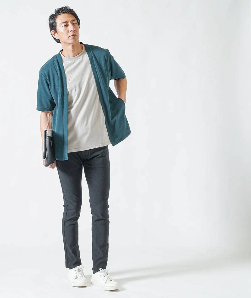 30代メンズ夏の3点コーデセット　グリーン5分袖カーディガン×グレージュ半袖Tシャツ×黒ストレッチチノパンツ - Image 3