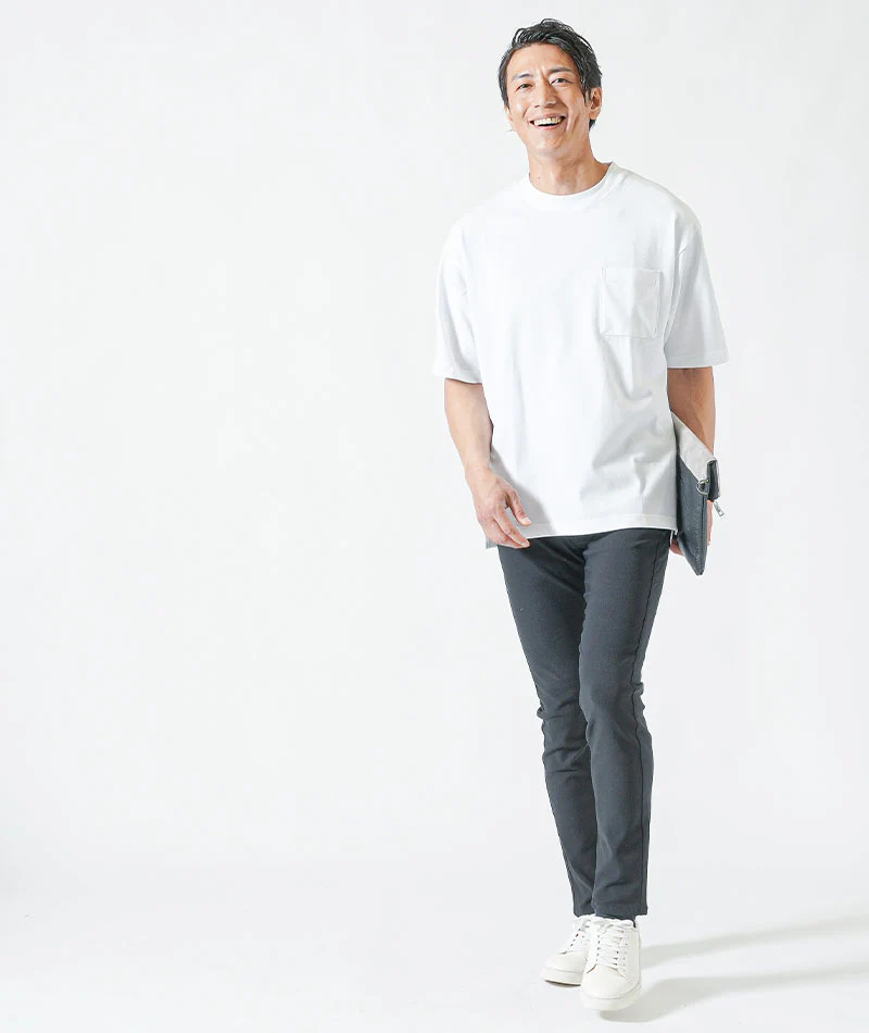 30代メンズ夏の3点コーデセット　白半袖Tシャツ×サックスグレー半袖Tシャツ×黒ストレッチチノパンツ - Image 3