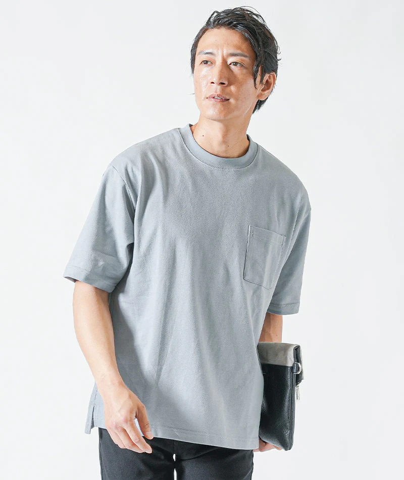30代メンズ夏の3点コーデセット　白半袖Tシャツ×サックスグレー半袖Tシャツ×黒ストレッチチノパンツ - Image 7