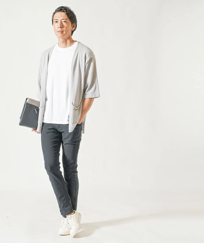 30代メンズ夏の3点コーデセット　グレー5分袖サマーカーディガン×白半袖Tシャツ×黒ストレッチチノパンツ - Image 3