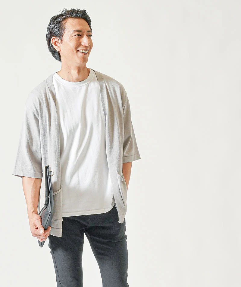 30代メンズ夏の3点コーデセット　グレー5分袖サマーカーディガン×白半袖Tシャツ×黒ストレッチチノパンツ - Image 4