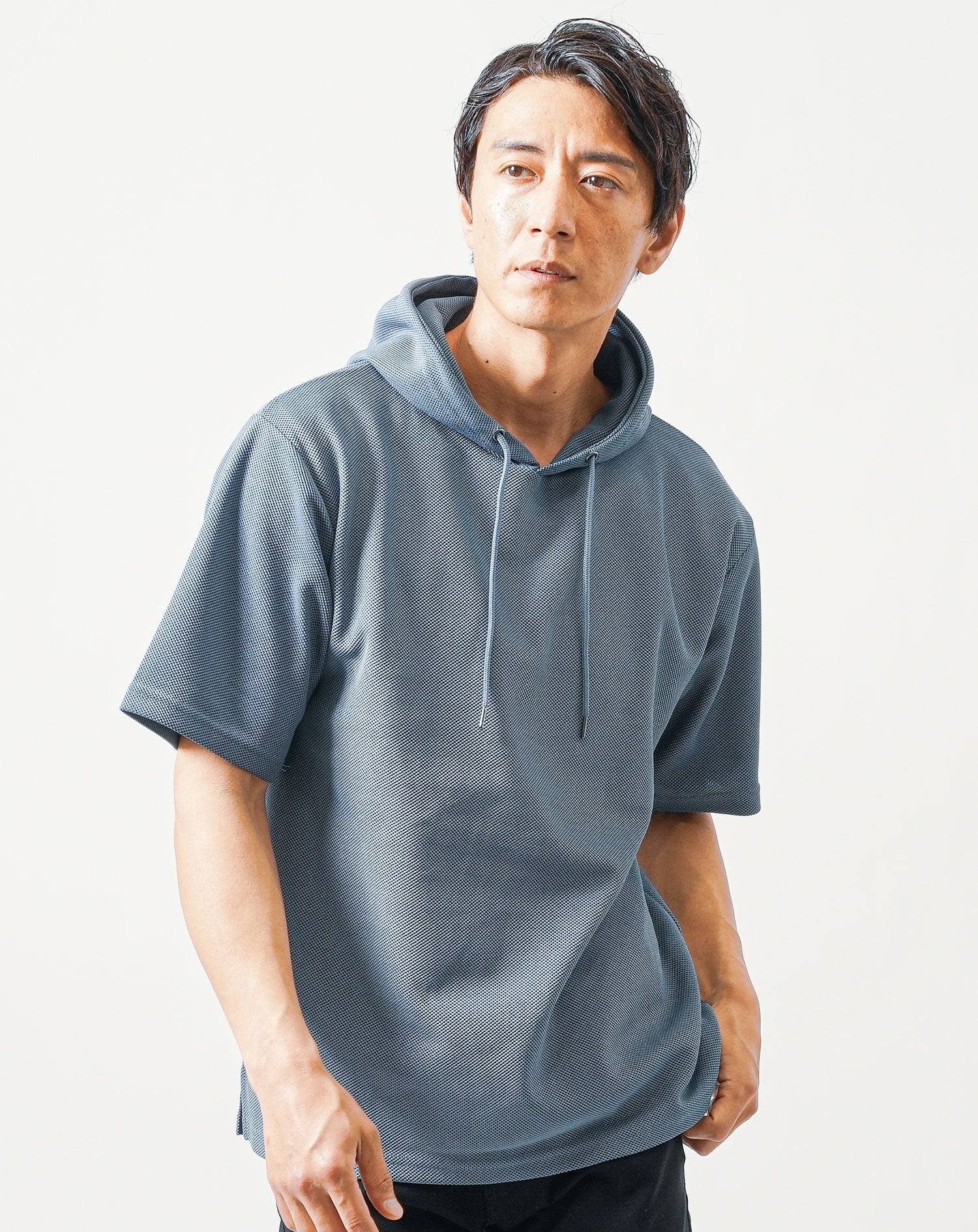 30代メンズ夏の3点コーデセット　ブルー5分袖サマーニットTシャツ×ブルー5分袖プルパーカー×黒ストレッチチノパンツ - Image 7