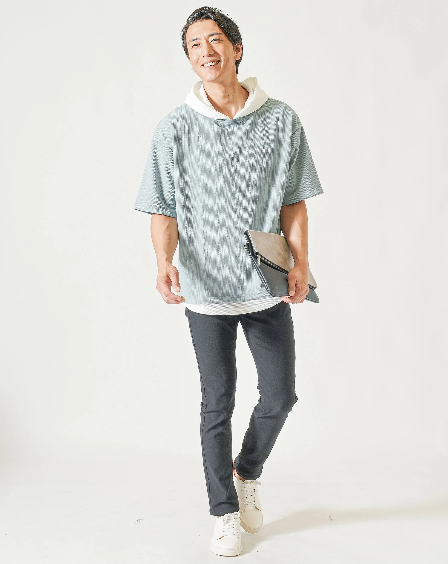 30代メンズ夏の3点コーデセット　サックス5分袖パーカー×白半袖Tシャツ×黒ストレッチチノパンツ - Image 3