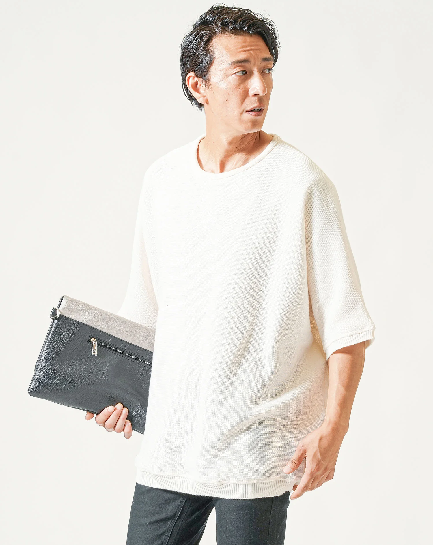 30代メンズ夏の3点コーデセット　白半袖サマーニットTシャツ×ワイン半袖サマーニットTシャツ×黒ストレッチテーパードパンツ - Image 6