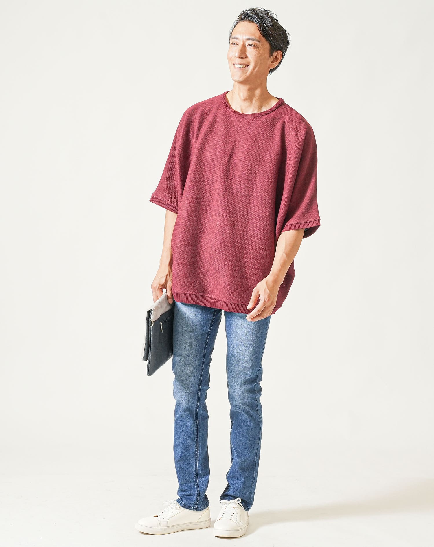 30代メンズ夏の2点コーデセット　ワイン半袖サマーニットTシャツ×ダークブルーストレッチデニムパンツ - Image 4