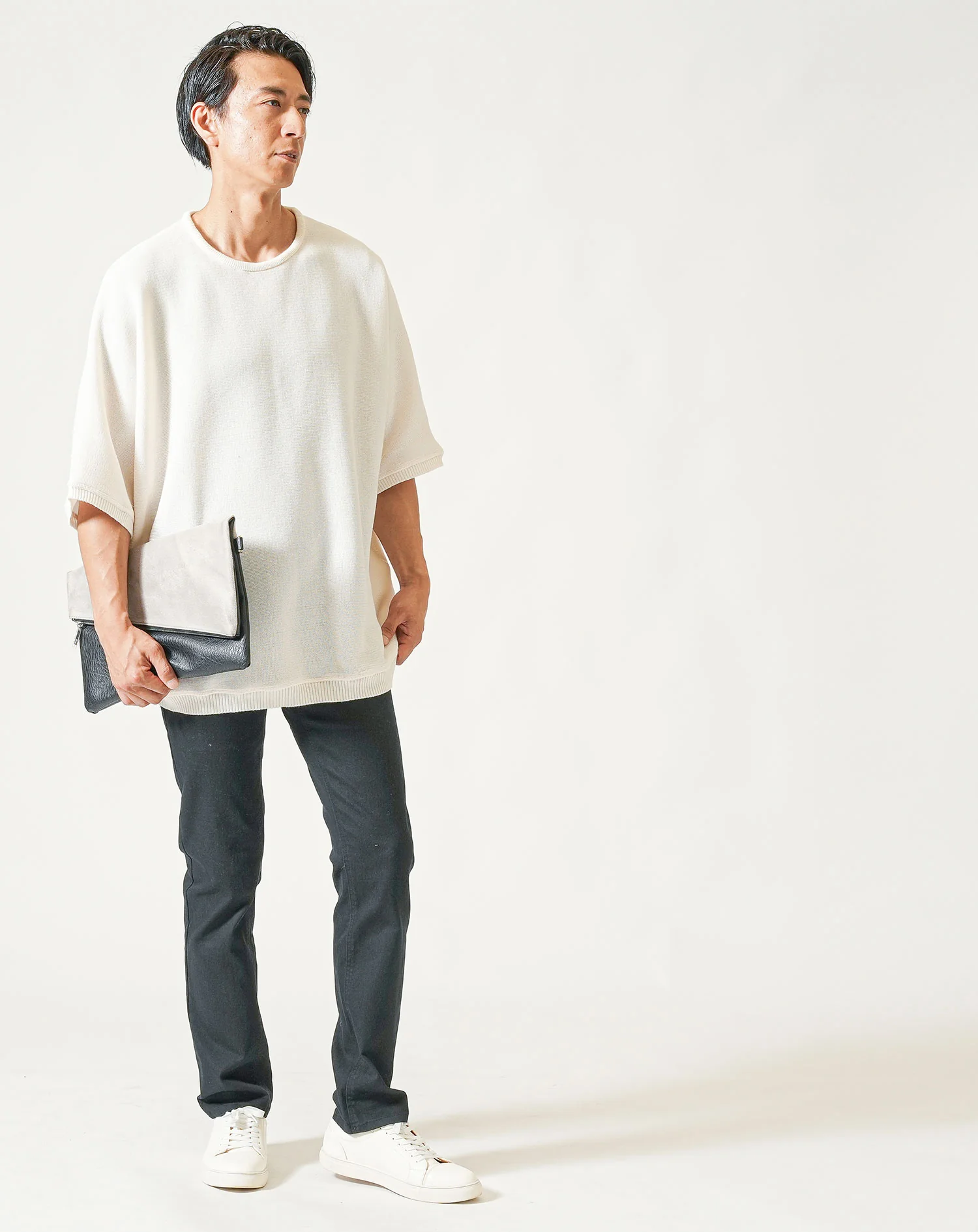 30代メンズ夏の2点コーデセット　白半袖サマーニットTシャツ×黒ストレッチテーパードパンツ - Image 4