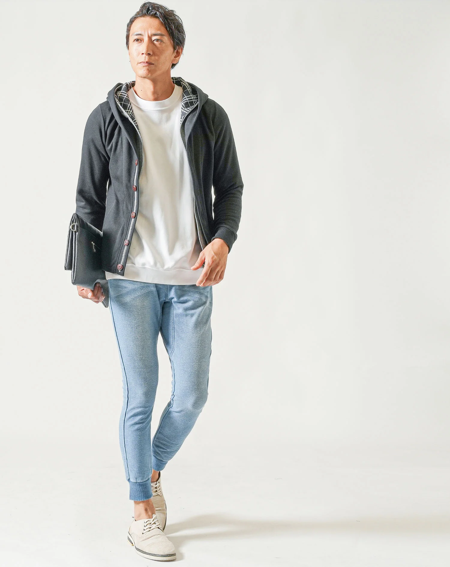 30代メンズ3点コーデセット　黒長袖パーカー×白長袖Tシャツ×ブルーデニムジョガーパンツ - Image 3