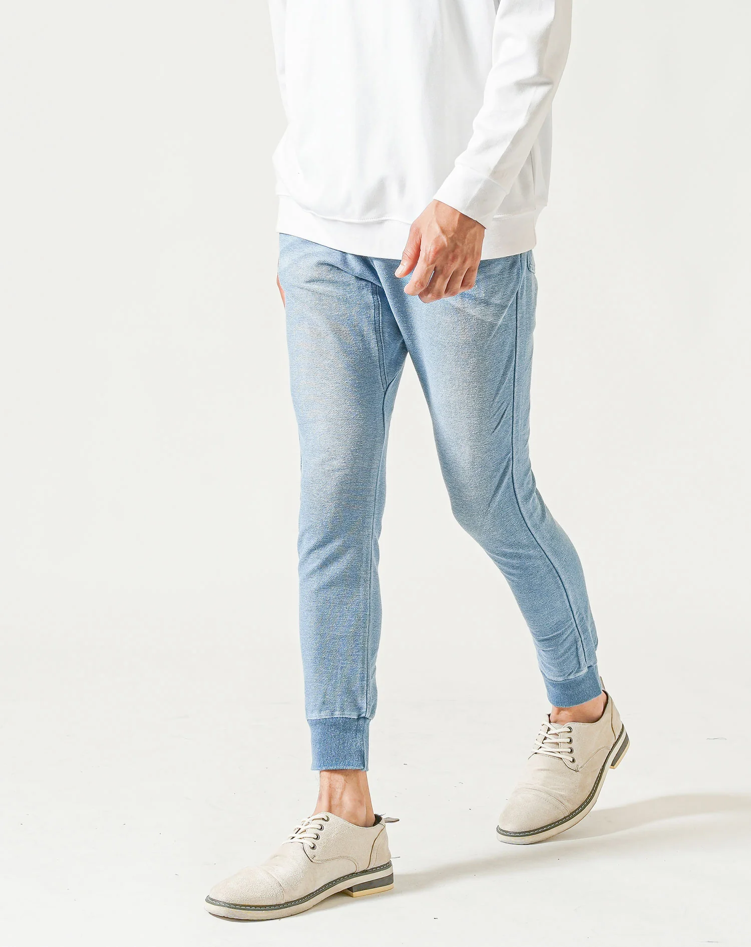 30代メンズ3点コーデセット　黒長袖パーカー×白長袖Tシャツ×ブルーデニムジョガーパンツ - Image 5