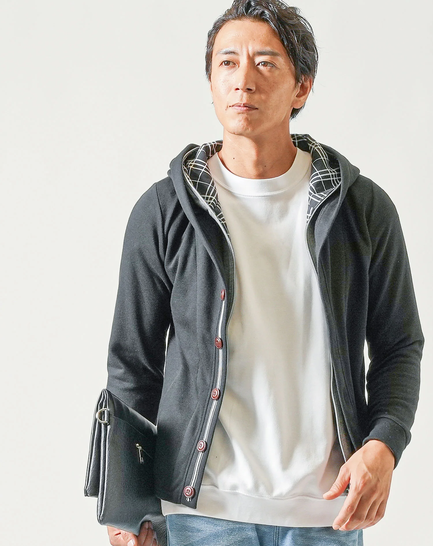 30代メンズ3点コーデセット　黒長袖パーカー×白長袖Tシャツ×ブルーデニムジョガーパンツ - Image 6