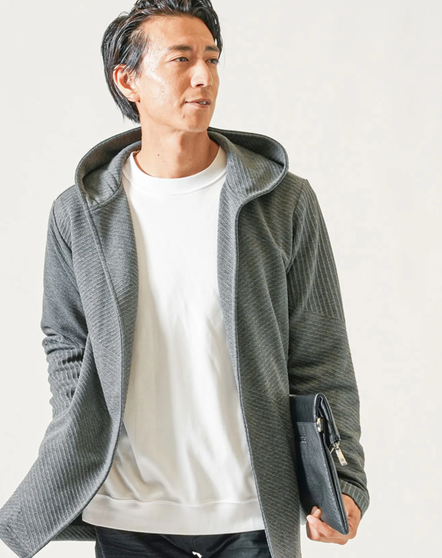 30代メンズ3点コーデセット　チャコール長袖パーカー×白長袖Tシャツ×黒ストレッチテーパードパンツ - Image 6