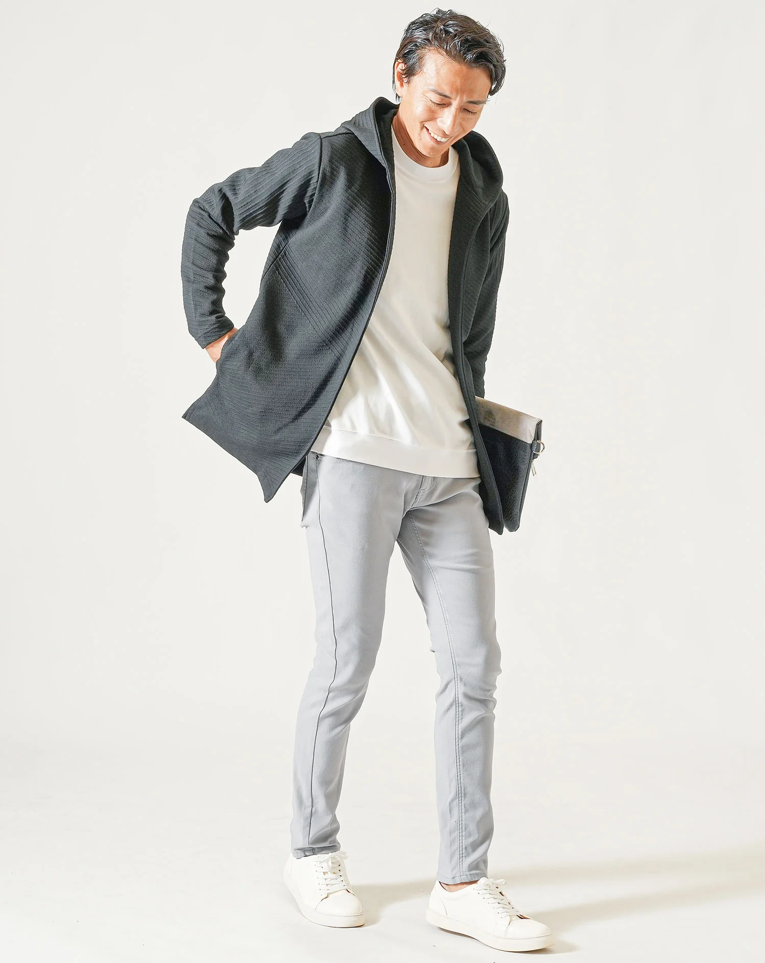30代メンズ3点コーデセット　黒長袖ロングパーカー×白長袖Tシャツ×グレーストレッチチノパンツ - Image 3