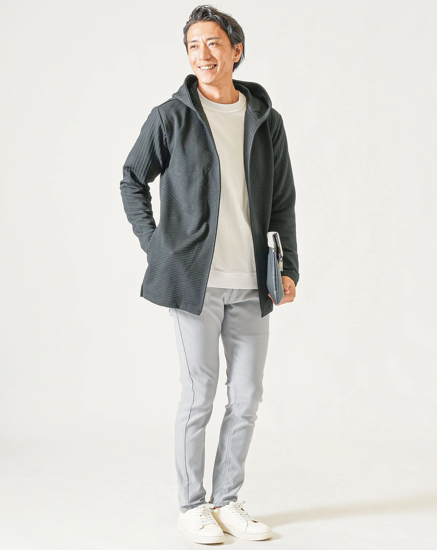 30代メンズ3点コーデセット　黒長袖ロングパーカー×白長袖Tシャツ×グレーストレッチチノパンツ - Image 4