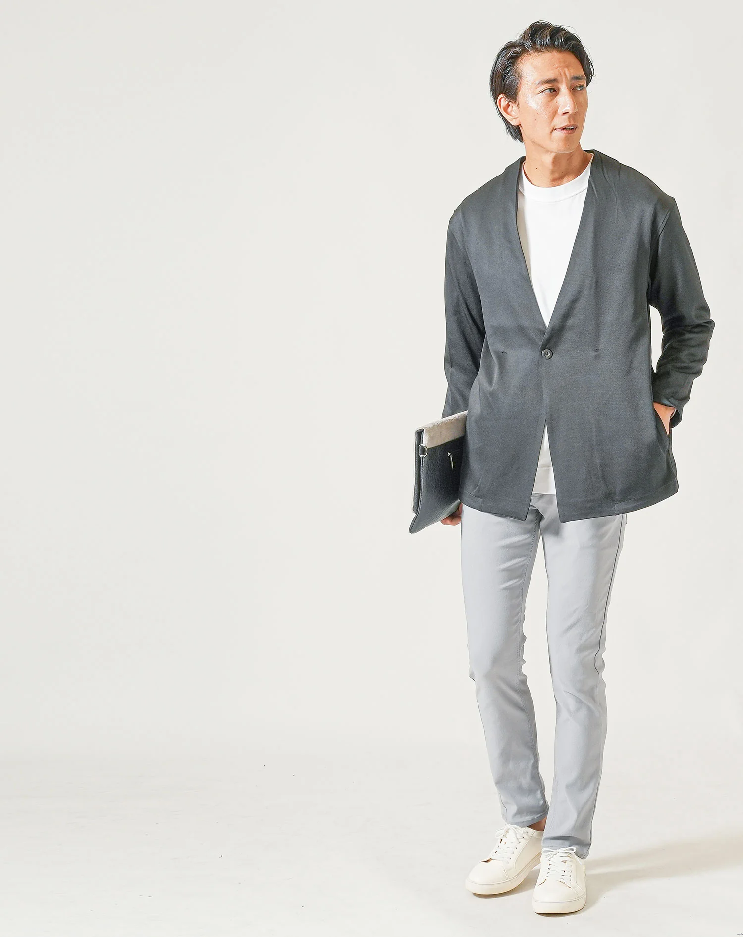 30代メンズ秋服3点コーデセット　黒長袖ノーカラージャケット×白長袖Tシャツ×グレーテーパードチノパンツ - Image 3