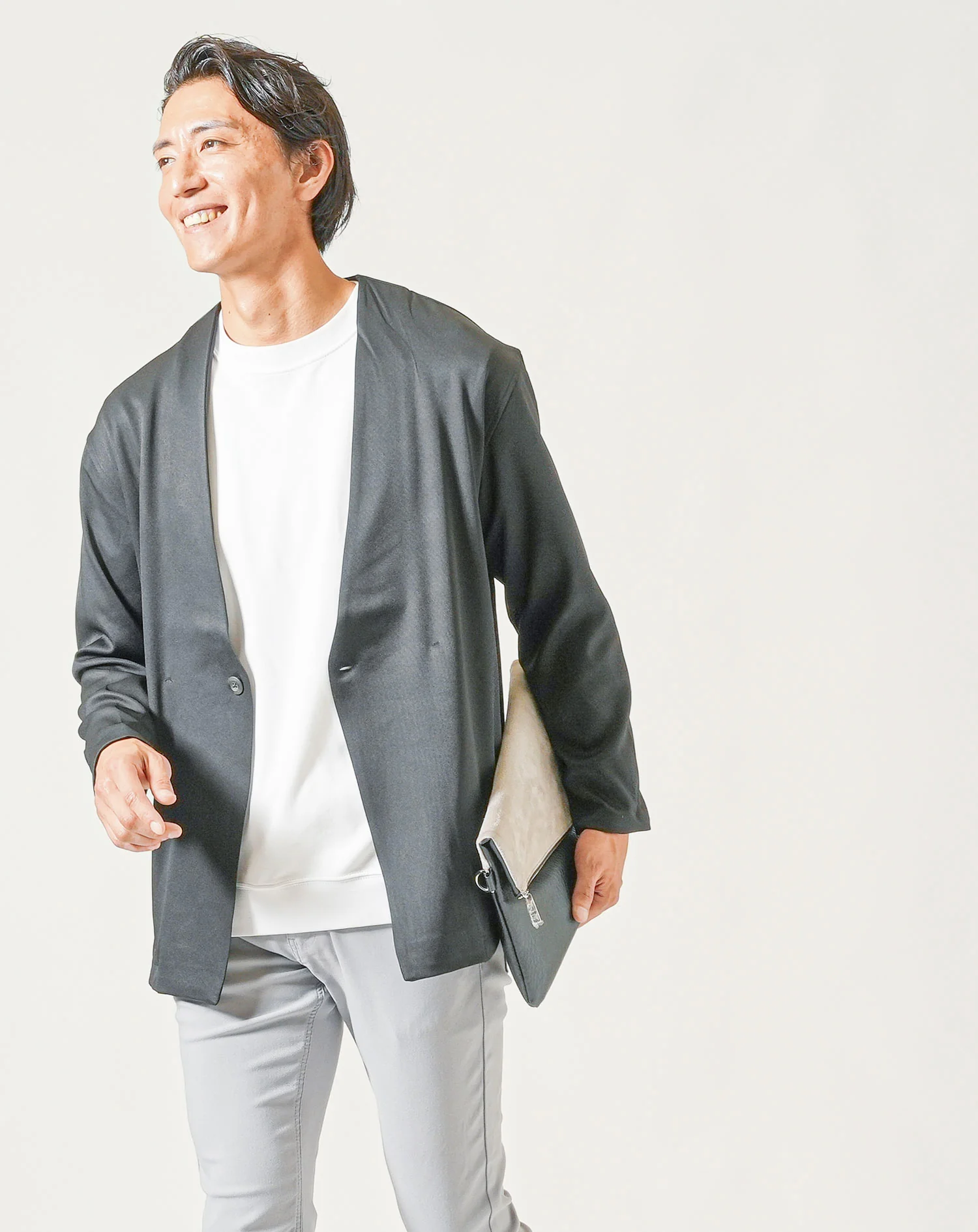30代メンズ秋服3点コーデセット　黒長袖ノーカラージャケット×白長袖Tシャツ×グレーテーパードチノパンツ - Image 4