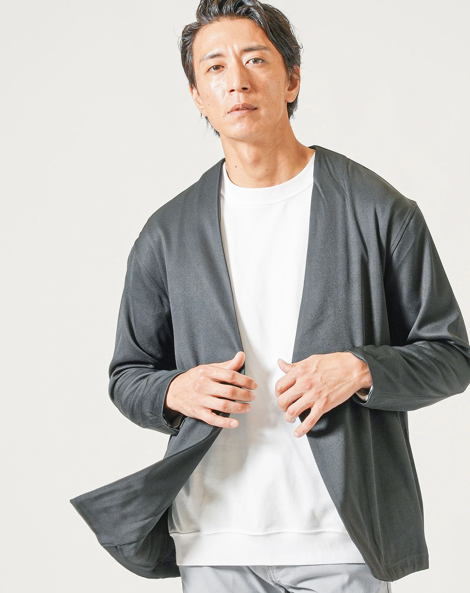 30代メンズ秋服3点コーデセット　黒長袖ノーカラージャケット×白長袖Tシャツ×グレーテーパードチノパンツ - Image 6