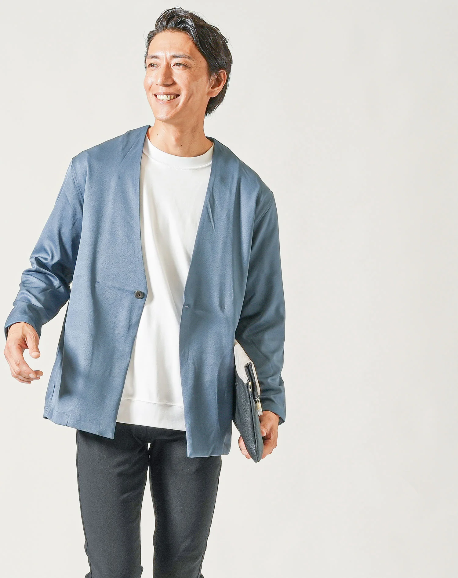 ブルーグレー長袖ノーカラージャケット×白長袖Tシャツ×黒ストレッチテーパードチノパンツ - Image 4