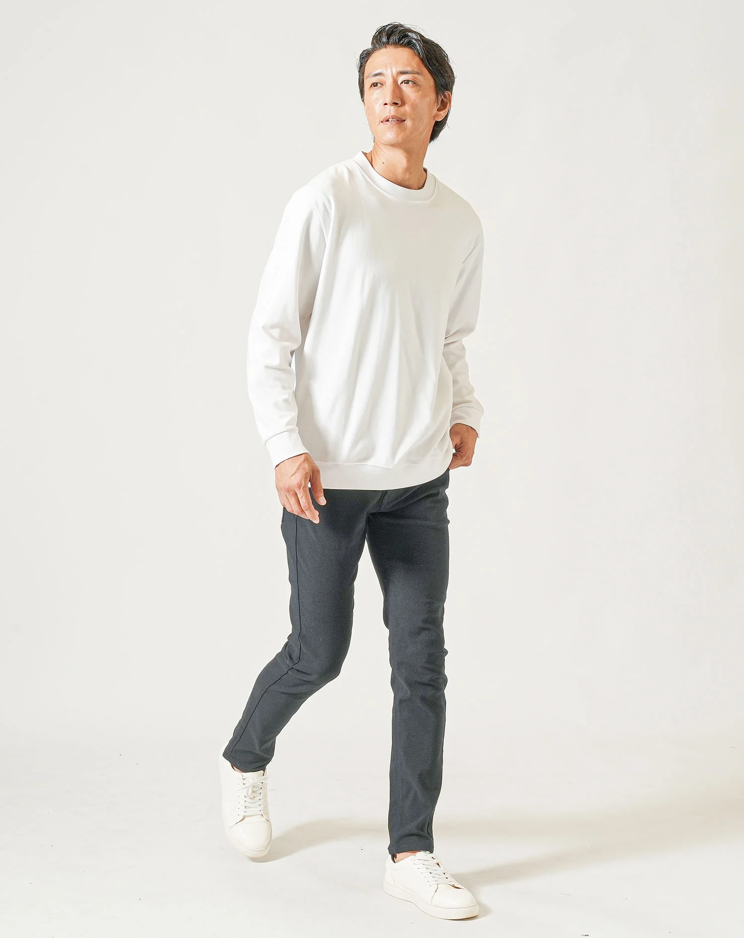 ブルーグレー長袖ノーカラージャケット×白長袖Tシャツ×黒ストレッチテーパードチノパンツ - Image 5