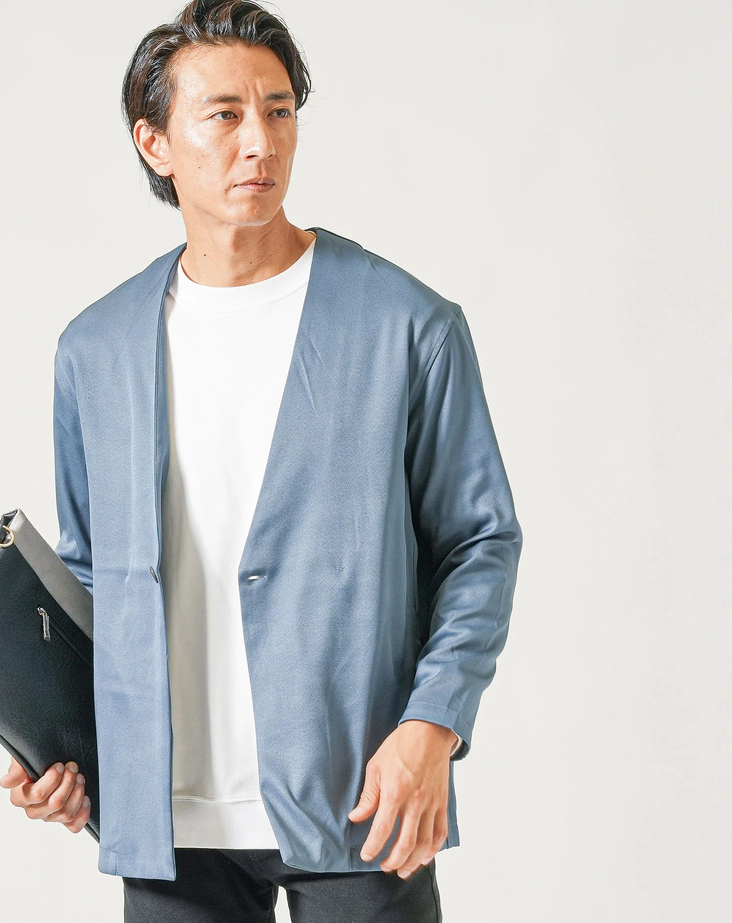 ブルーグレー長袖ノーカラージャケット×白長袖Tシャツ×黒ストレッチテーパードチノパンツ - Image 6
