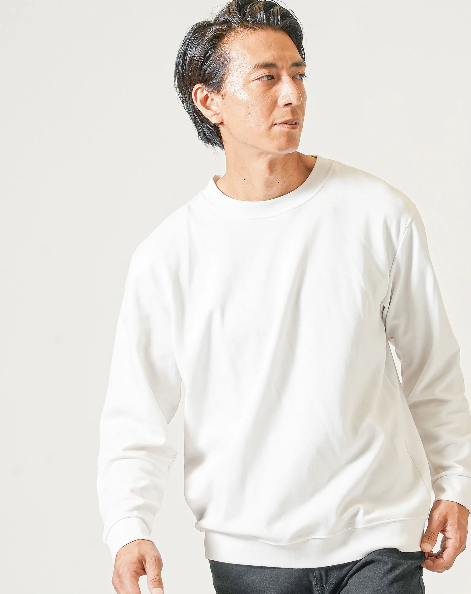 ブルーグレー長袖ノーカラージャケット×白長袖Tシャツ×黒ストレッチテーパードチノパンツ - Image 7