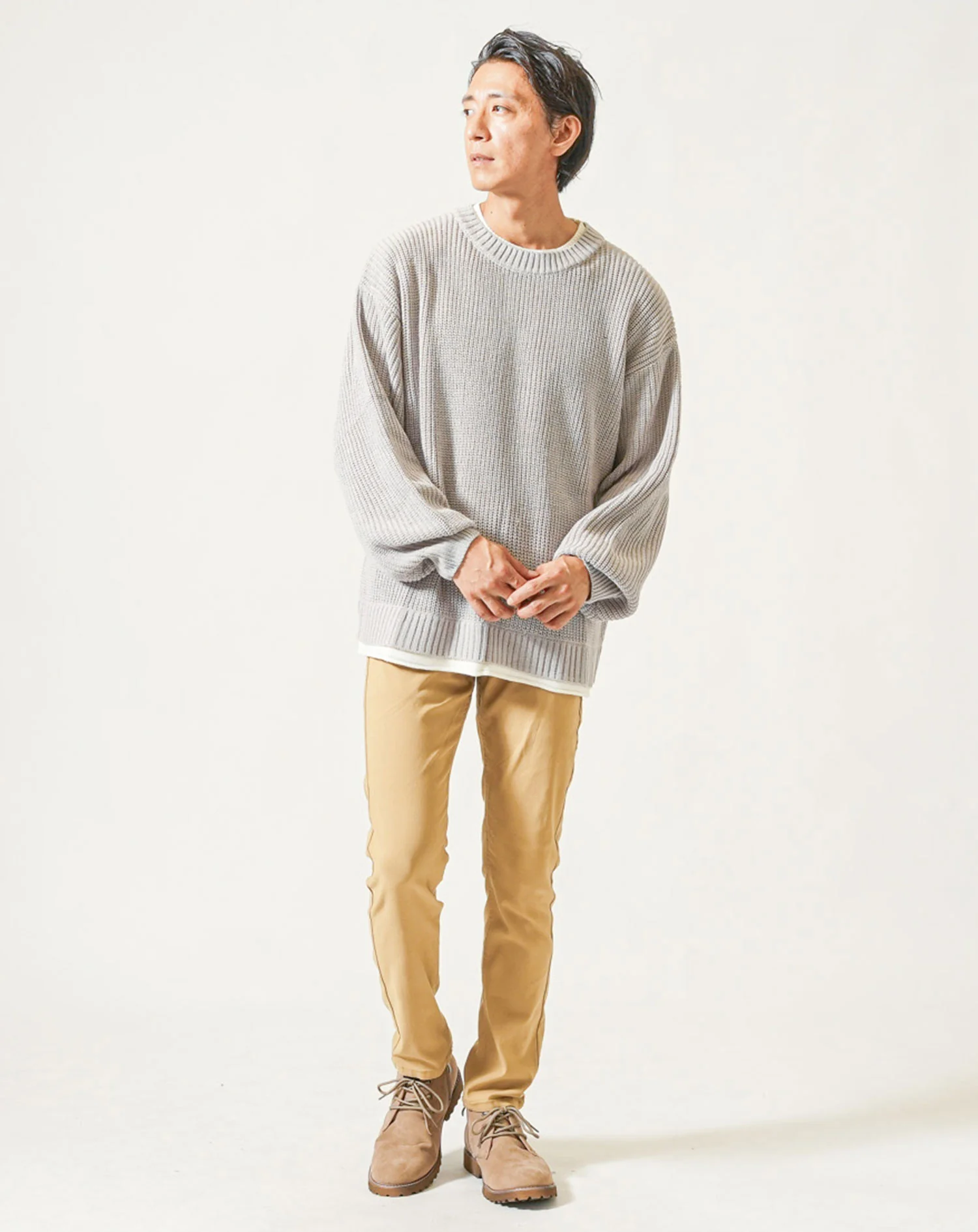 30代メンズ冬服3点コーデセット　ネイビーダウンジャケット×グレー長袖ニットTシャツ×ベージュストレッチチノパンツ - Image 5