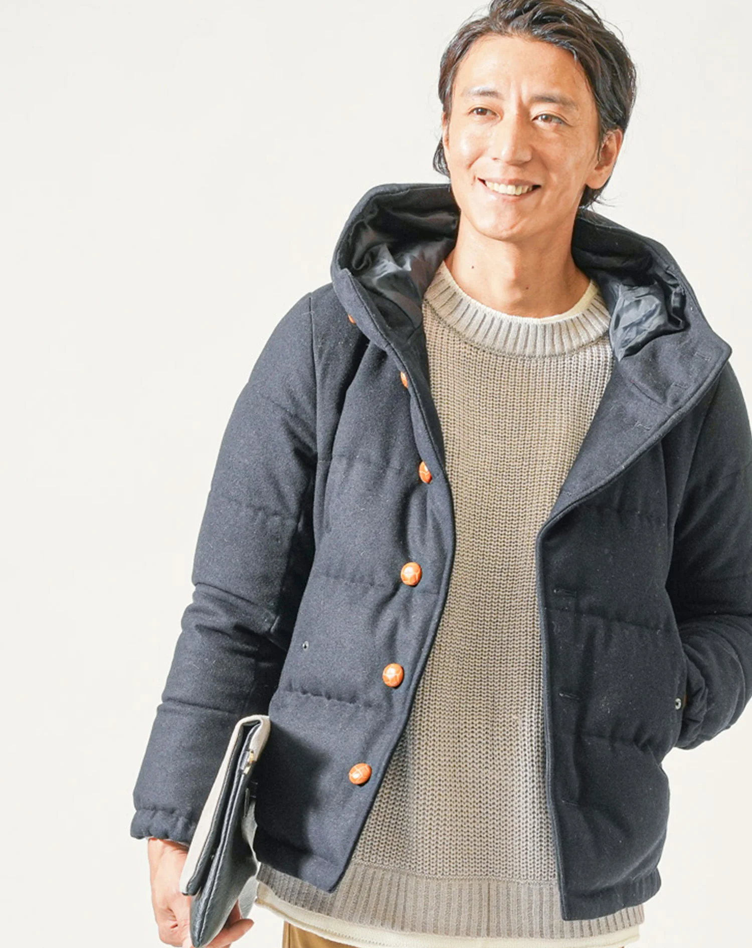 30代メンズ冬服3点コーデセット　ネイビーダウンジャケット×グレー長袖ニットTシャツ×ベージュストレッチチノパンツ - Image 6