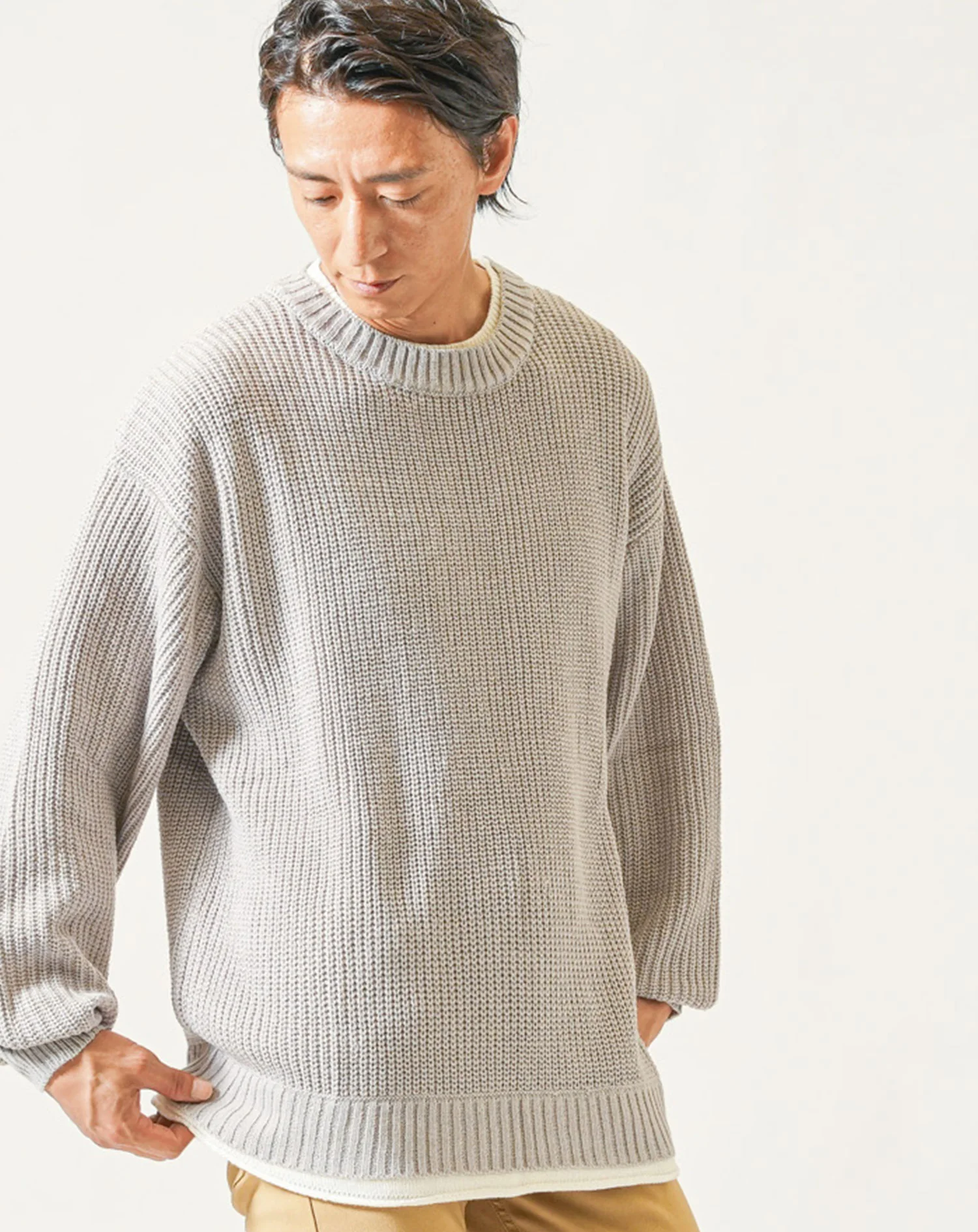 30代メンズ冬服3点コーデセット　ネイビーダウンジャケット×グレー長袖ニットTシャツ×ベージュストレッチチノパンツ - Image 7