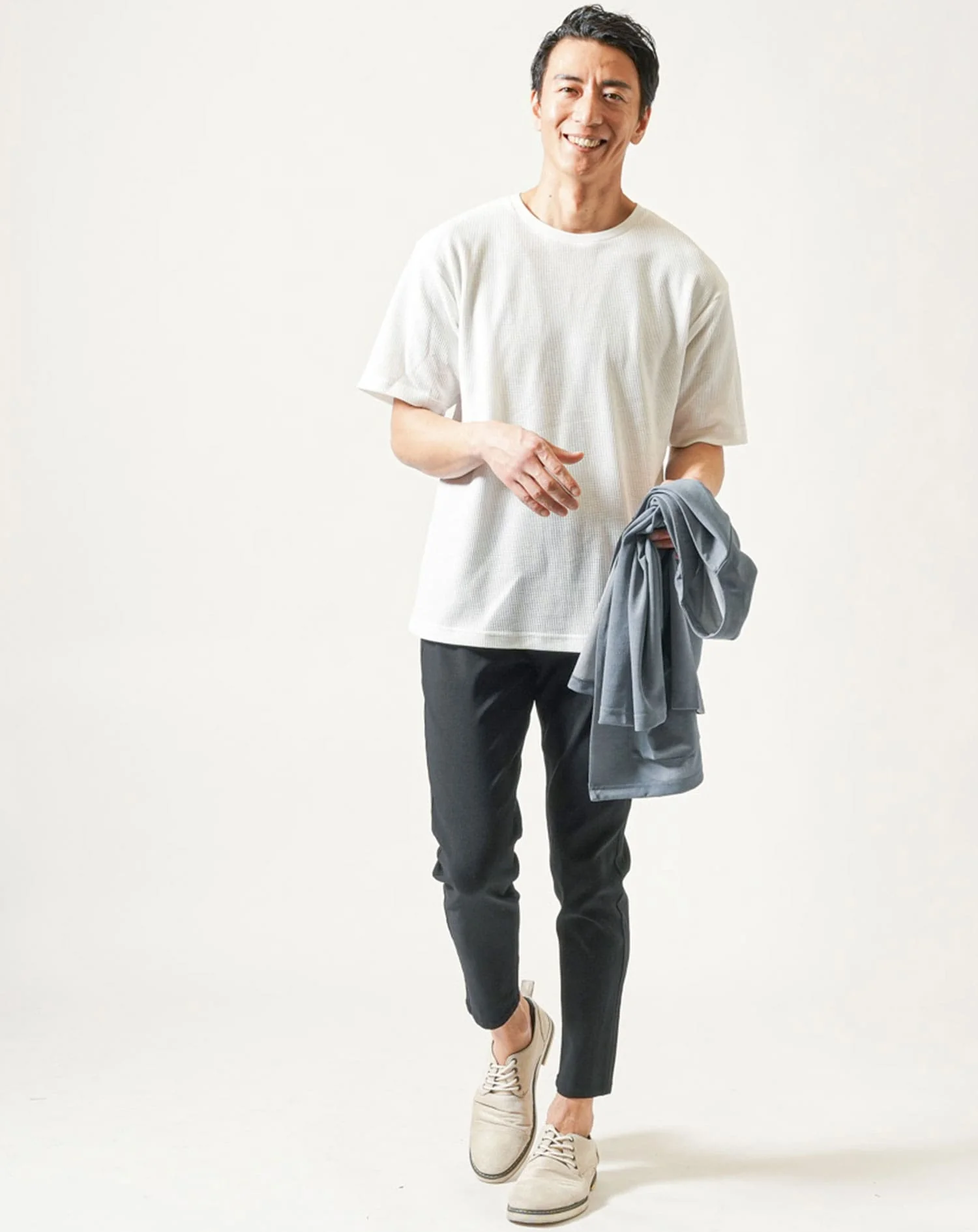 30代メンズ夏服全身3点コーデセット　サックスブルー7分袖カーディガン×白半袖Tシャツ×黒アンクルチノパンツ - Image 5