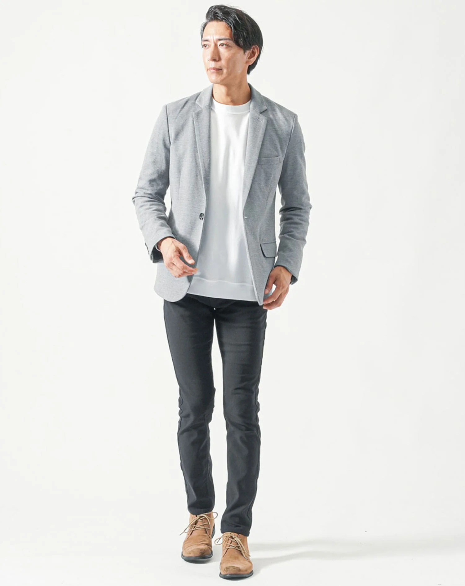 30代メンズ全身3点コーデセット　グレー長袖テーラードジャケット×白長袖Tシャツ×黒ストレッチチノパンツ - Image 3