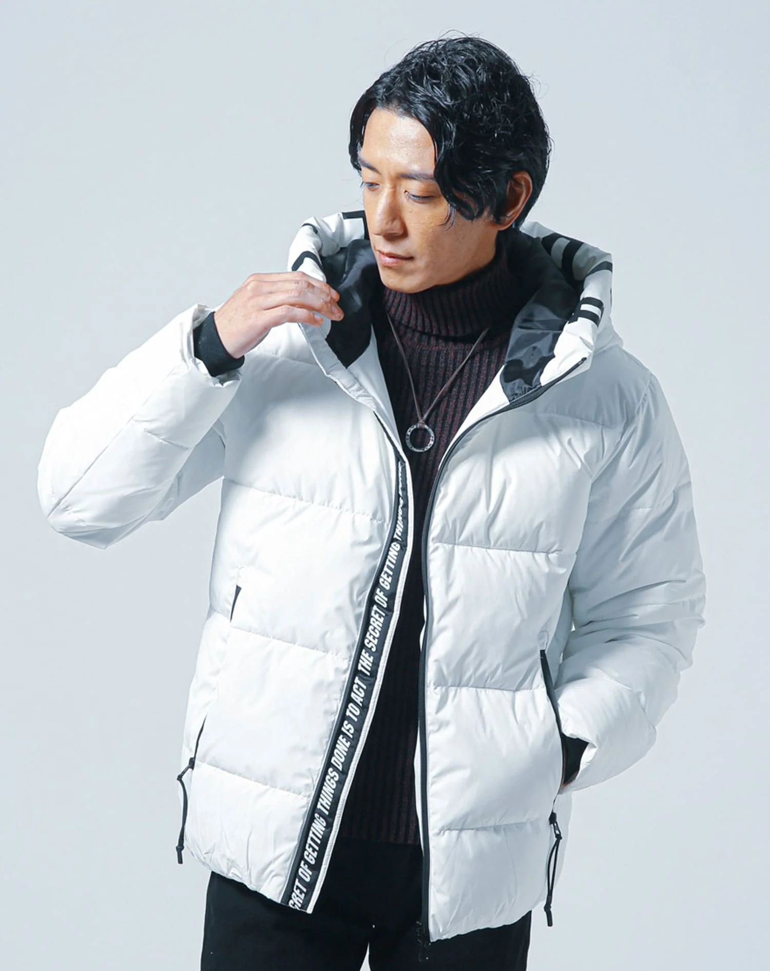メンズ冬服全身3点コーデセット　白中綿ダウンジャケット×ワインタートルネックニット×黒チノパンツ - Image 4