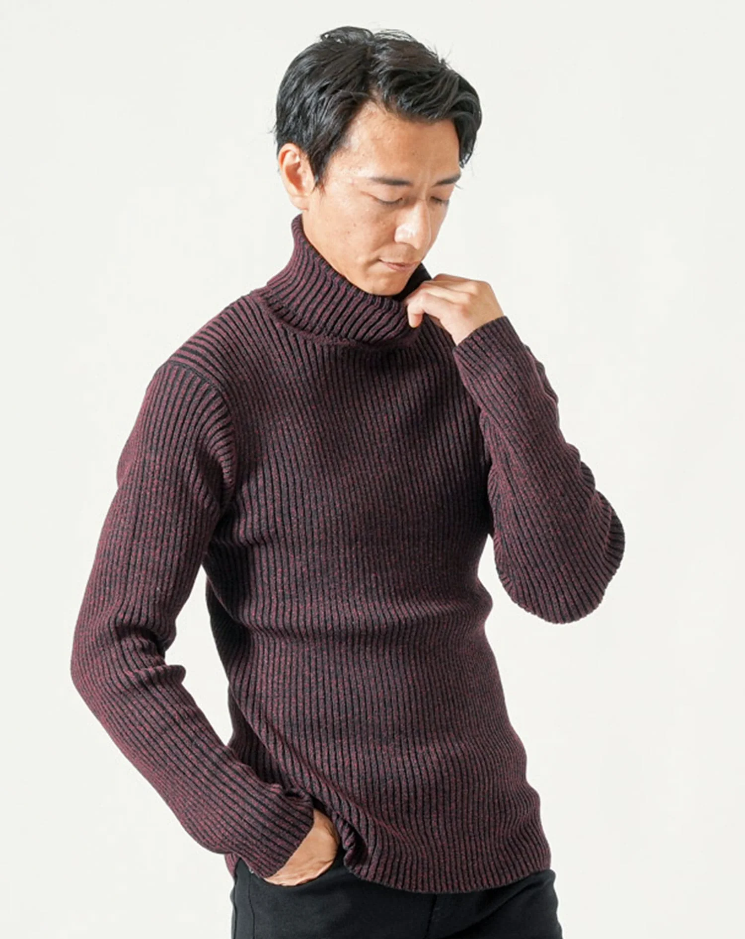 メンズ冬服全身3点コーデセット　白中綿ダウンジャケット×ワインタートルネックニット×黒チノパンツ - Image 5