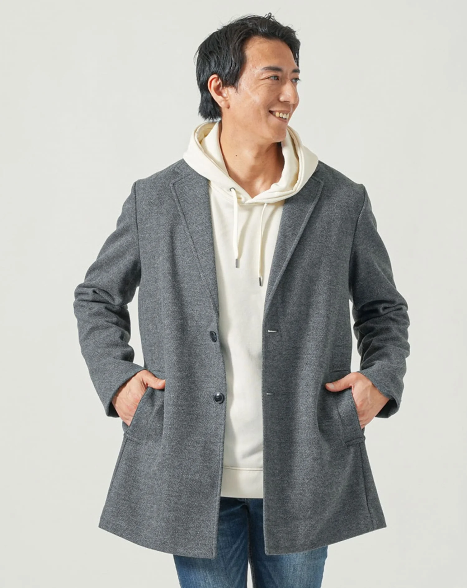 メンズ冬服全身3点コーデセット　グレーチェスターロングコート×白長袖プルパーカー×インディゴデニムパンツ - Image 4