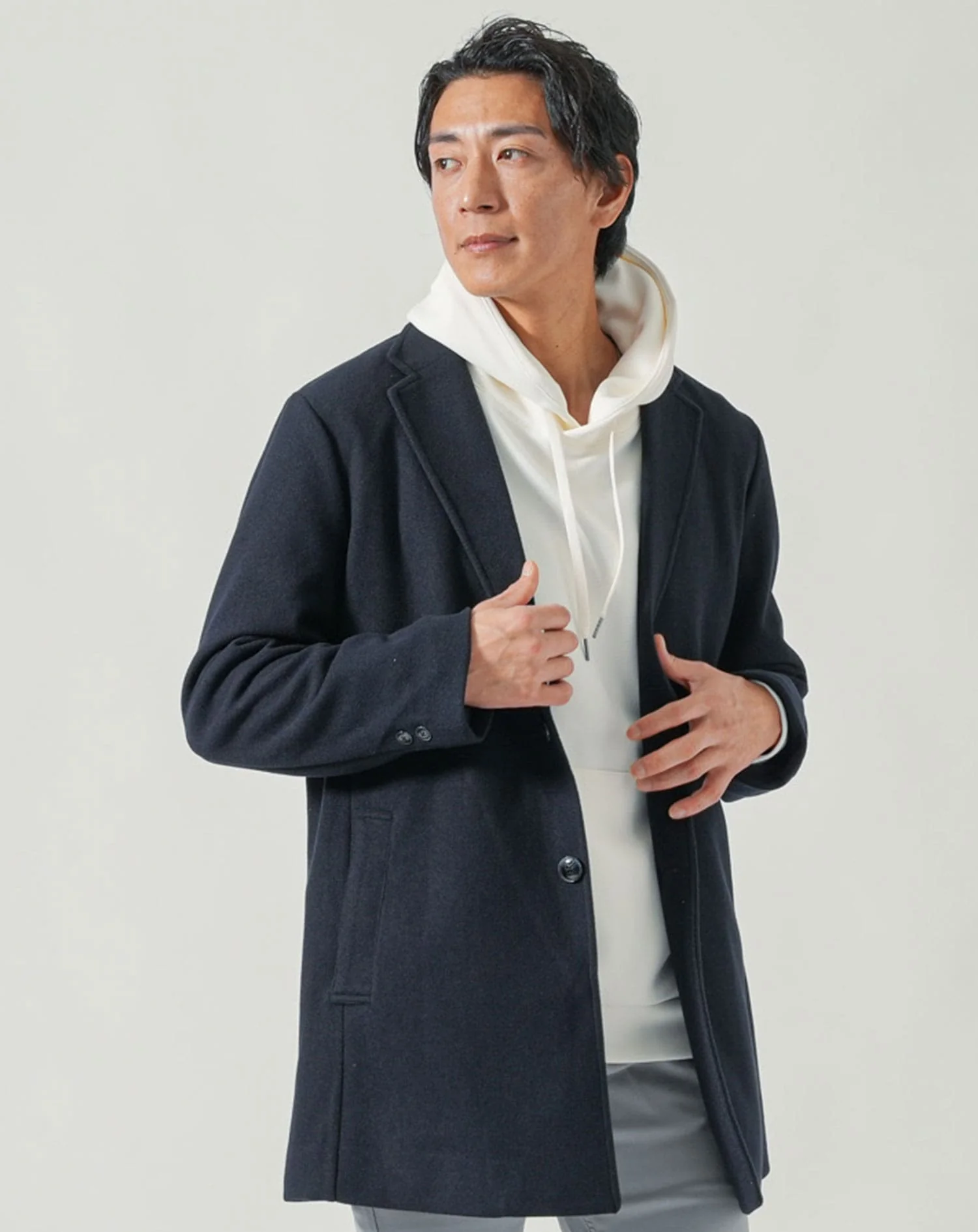メンズ冬服全身3点コーデセット　ネイビーチェスターロングコート×白長袖パーカー×グレーチノパンツ - Image 4