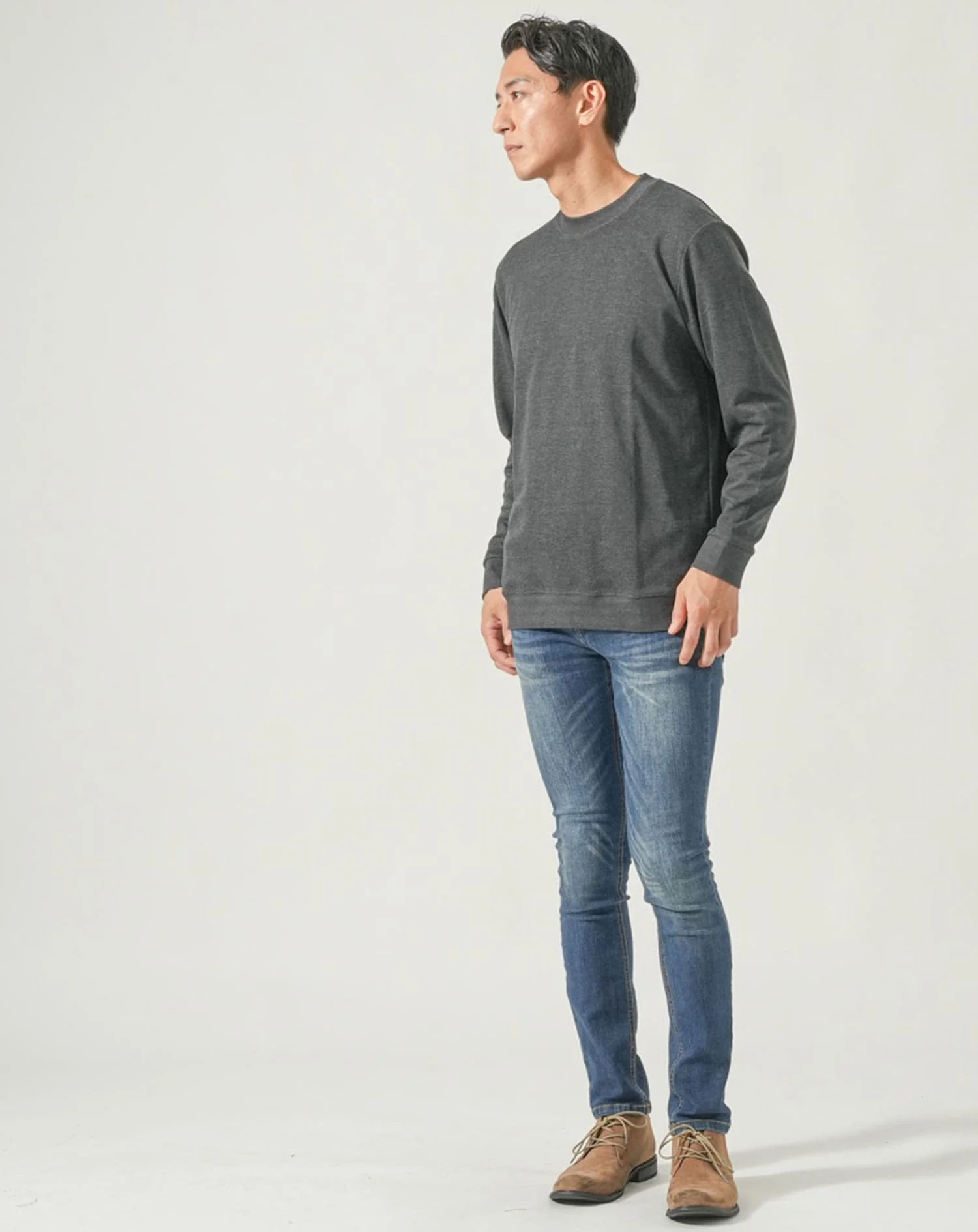 30代メンズ全身3点コーデセット　30代メンズ全身3点コーデセット　黒長袖ジップパーカー×チャコールグレー長袖クルーネックTシャツ×ネイビーテーパードデニムパンツ - Image 5