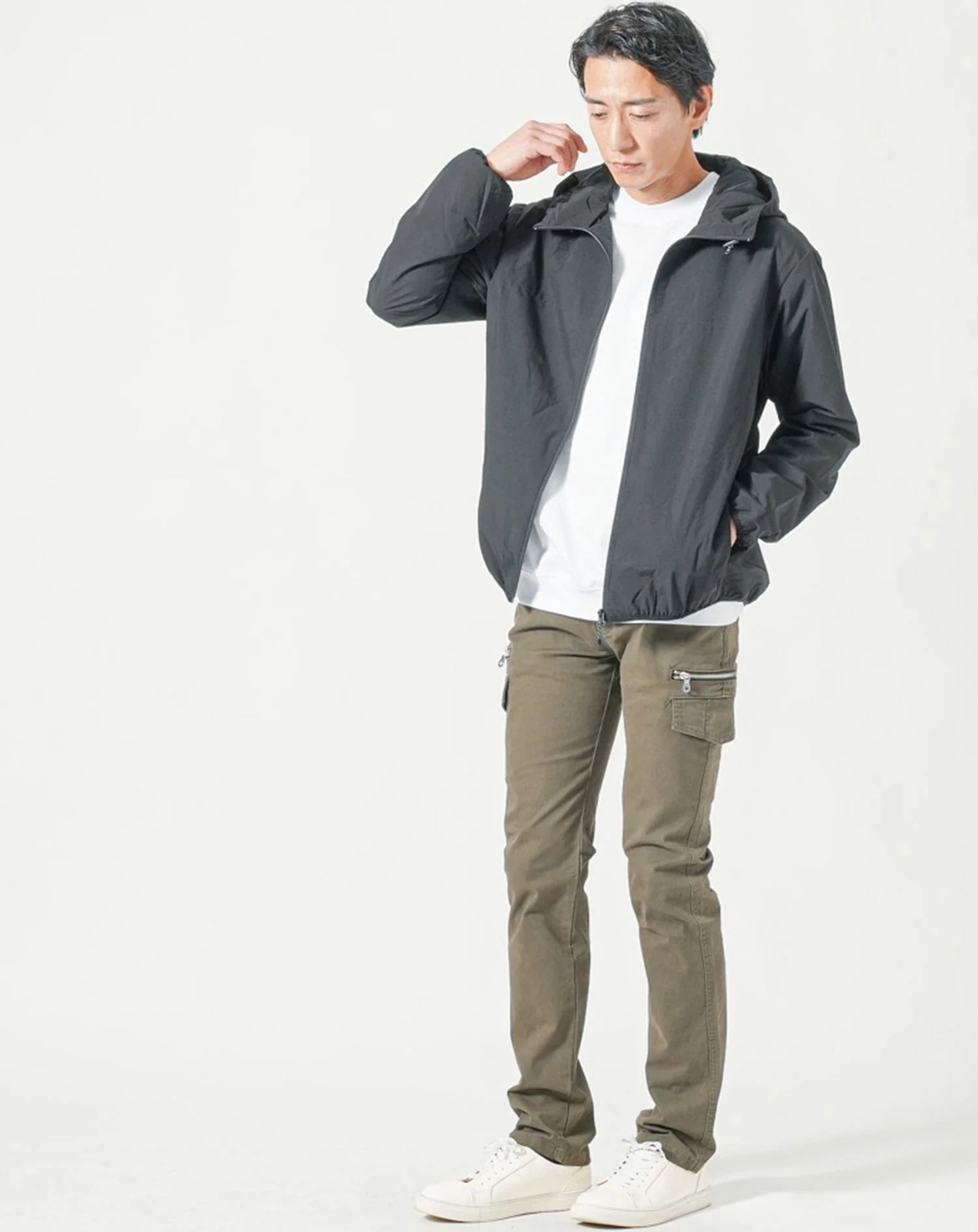 30代メンズ全身3点コーデセット　黒マウンテンパーカー×白長袖Tシャツ×カーキカーゴパンツ - Image 4
